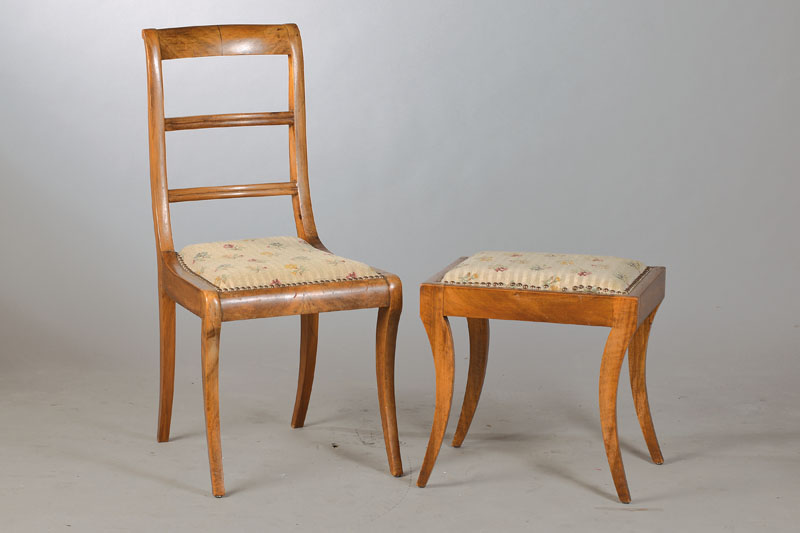 3 Biedermeierstühle und ein Hocker, um 1830, Nussbaum massiv / furniert, weit verbreitete stilprägende Form, konische Beine beidseitig ...