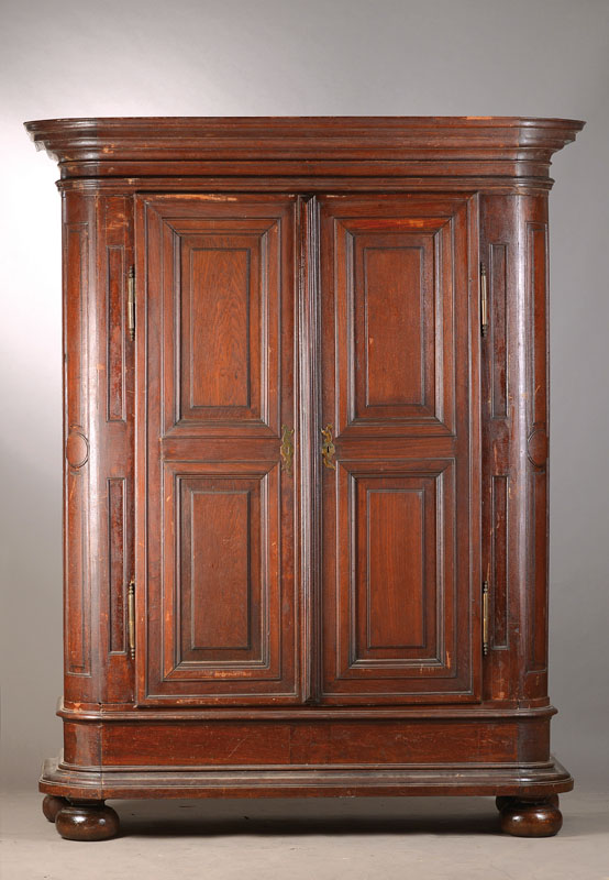 Barockschrank, wohl Bad Bergzabern/Südpfalz,Eiche massiv, komplett auf Rahmen gearbeitet, Türfüllungen auf Gehrung geschnitten, fein profiliert ...