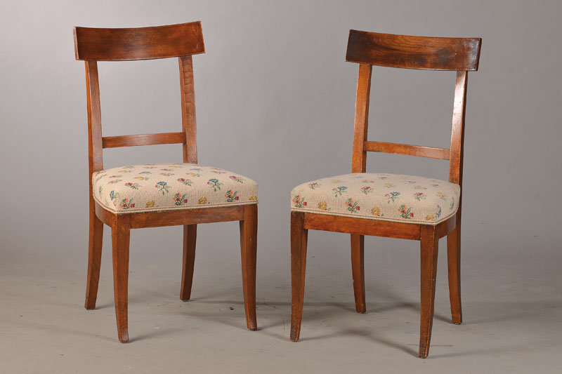 4 Schaufelstühle, um 1815/20, Biedermeier, Nussbaum massiv u. furniert, Beine beidseitig l. ausgeschweift, Polsterung erneuert, Bezug mit Gebr.-Sp., ...