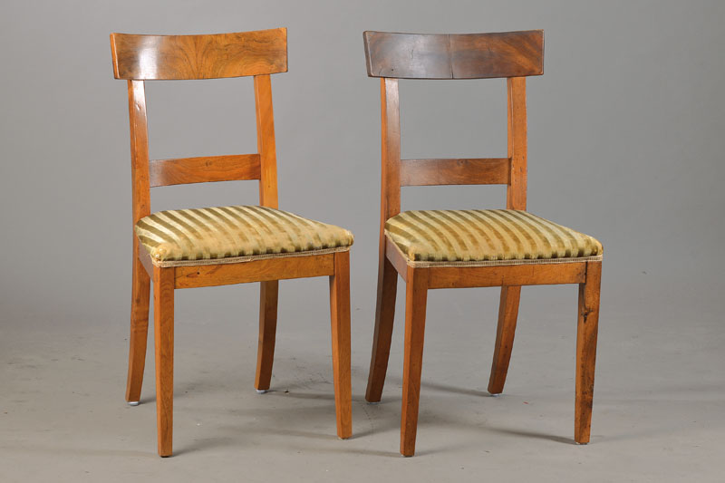 Paar Schaufelstühle, deutsch, um 1830, Biedermeier, Nussbaum massiv, z.T. Restaurationen in Buche, Polster erneuert, Bezug l. zerschlissen, min. ...