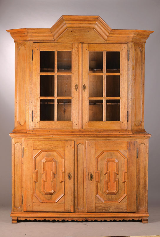 Aufsatzvitrine, westdeutsch, Teile des 18.Jh., Eiche massiv, vielfach profilierter,mittig emporspringender Giebel, 2-türiger Vitrinenaufsatz mit 2 ...