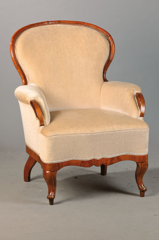 Bergeré, 1860/70, Kirschbaum massiv, elegantgeschweifte Louis-Philippe-Form, Rückenlehne mit grober Perlleiste, üppig gepolstert u. rückseitig ...
