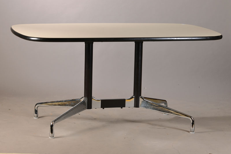 Esstisch, sog. "Segmented Table", Entwurf Charles & Ray Eames, 1964, Ausführung von Vitra später, Stahlrohrgestell schwarz lackiert mit ...