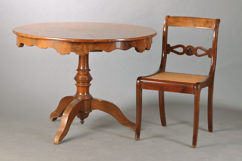 Biedermeier-Ensemble, Tisch um 1830, Mahagoni- bzw. Pyramidenmahagonifurnier, vielfach geschweifte Zarge, Stühle stilistisch passend jedoch um 1900, ...