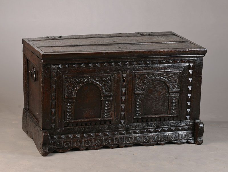 Barocke Eichenholztruhe, um 1750, Flachdeckel, geschnitzte Front, zwei Bogenkassetten, zwei Tragebügel, guter Gesamtzustand, 96 x 58 x 57 cm mit ...