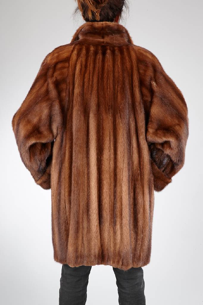 Detail a: Nerz Longjacke, Gr. ca. 44, braune Felle längs verarbeitet, Ärmel mit Umschlagmanschetten, Stehkragen, 2 seitl. Einschubtaschen, braunes ...