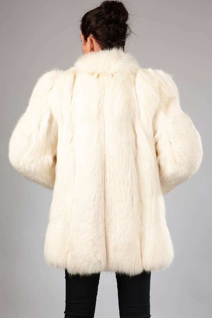 Detail a: Polar-Fuchsjacke, Gr. ca. 42, Felle längs verarbeitet, gerade Form, Stehkragen, Innenfutter silbergrau, Rückenl. ca. 80 cm
