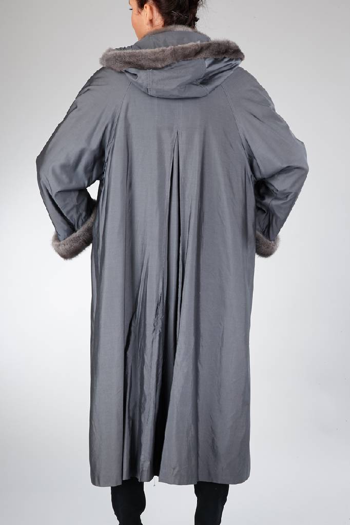 Detail a: Trenchcoat, Gr. ca. 44, geschorenes grau- blaues Nerzinnenfutter, längs verarbeitet, herausnehmbar, jeansblau, Kragen mit Nerzbesatz, Kapuze, ...
