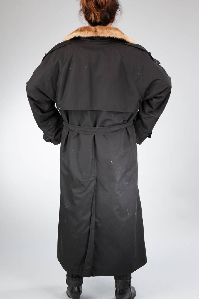Detail a: Trenchcoat mit Nerzinnenfutter, Gr. ca. 44, braunes Innenfutter, quer verarbeitet, herausnehmbar, Reverskragen, Schulterklappen, Gürtel, ohne ...