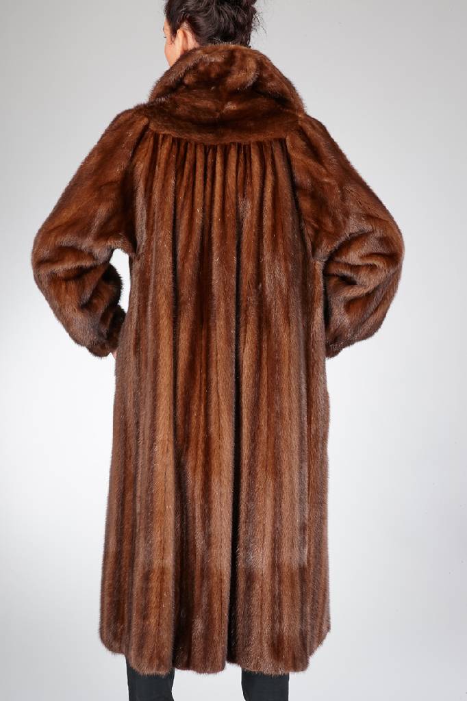 Detail a: Nerzmantel, Gr. ca. 44, braune Felle längs verarbeitet, Stehkragen, 2 seitl. Einschubtaschen, braunes Innenfutter, Rückenl.ca. 123 cm, Futter muss ...