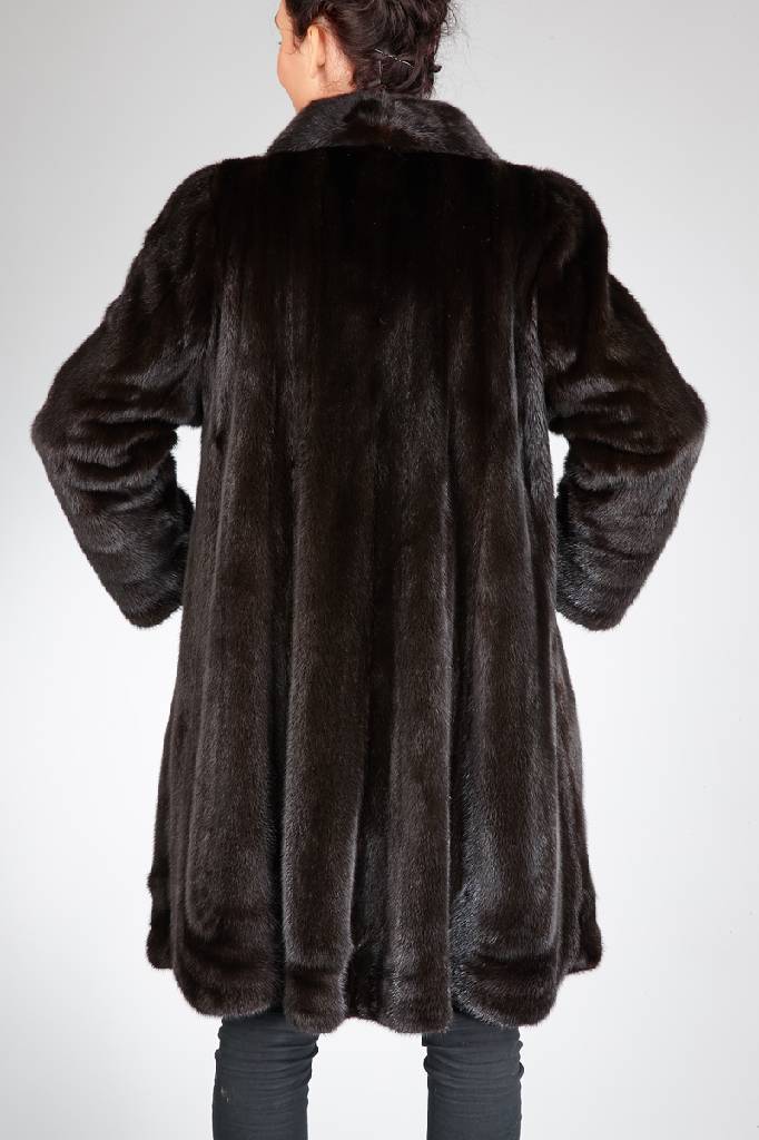 Detail a: Darknerzmantel, Gr. ca. 44, Label: Saga Mink, 2 Einschubtaschen, bogenförm. Abschlüsse, schwarzes Innenfutter, Rückenl. ca 102 cm