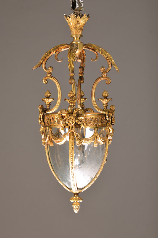 Große Deckenlampe, Frankreich, um 1910, Messingguß vergoldet, mit Akanthusblattdekor und Schleifendekor, klassizistische, Glaseinsätze später, ...