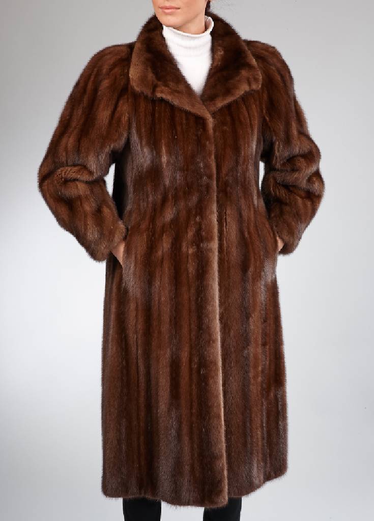 SAGA-Mink Nerzmantel, Gr. ca. 42, braune Felle längsverarbeitet, Stehkragen mit Zierknopf, 2 seitl. Einschubtaschen, dunkelbraunes Innenfutter mit ...