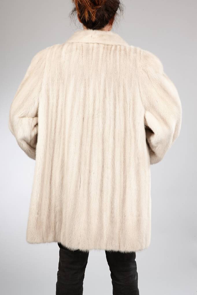 Detail a: Kurzmantel aus Pastellnerz, Gr. ca. 42/44, 2 Einschubtaschen, cremefarb. Innenfutter, Label: Pelzteam Mannheim, Rückenl. ca. 90 cm