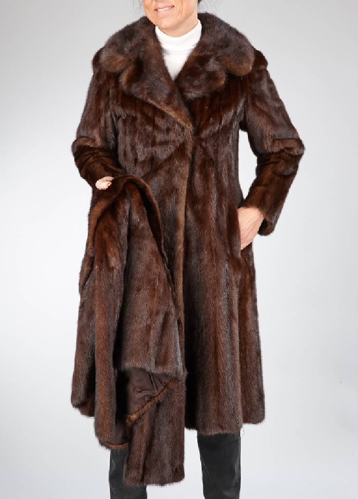 Konvolut Nerzjacke und -mantel, Nerzmantel,Gr. ca. 38, dunkelbraune Felle längs verarbeitet, Reverskragen, 2 seitl. Einschubtaschen, braunes ...
