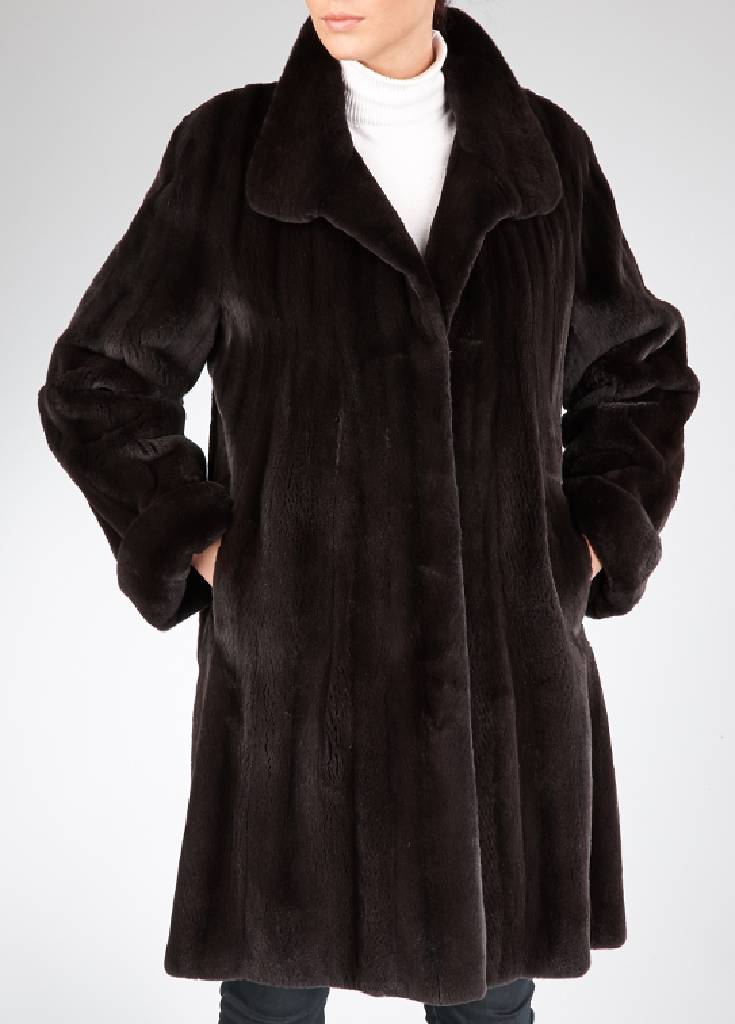 SAGA Mink Samtnerzmantel, Gr. ca. 38/40, geschoren, schwarze Felle längs verarbeitet, Stehkragen mit Zierknopf, 2 seitl. Einschubtaschen, Ärmel ...