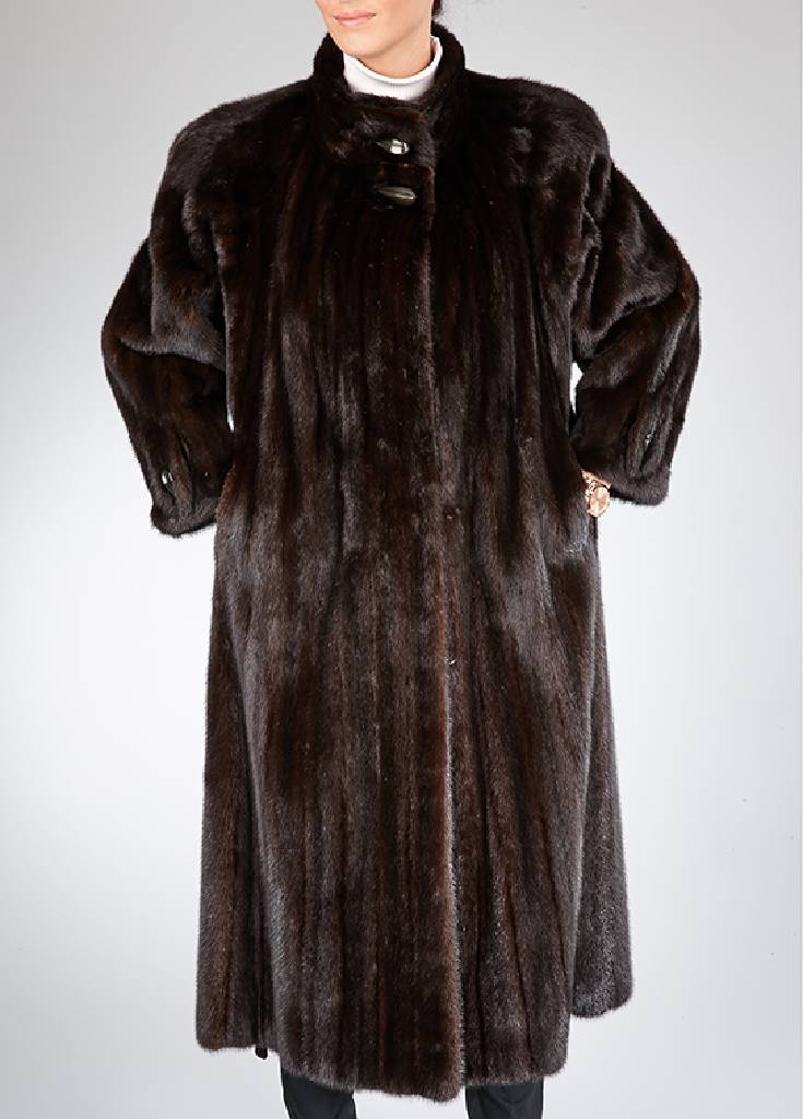 Nerzmantel, Gr. ca. 42, schwarze Felle längs verarbeitet, Reverskragen und Ärmel mit Zierknöpfen, Ärmel mit zusätzl. Riegel, 2 seitl. ...