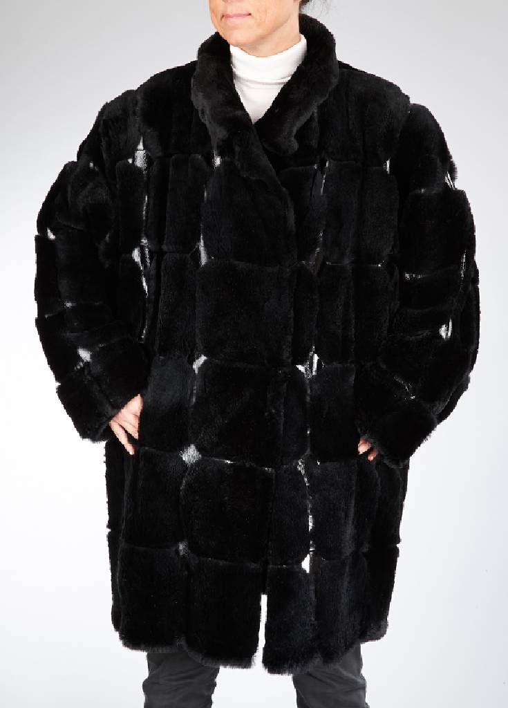 Longjacke aus geschorenem schwarzen Nerz, Gr. ca. 46, Label: Pelz Santo Heidenheim, mit schwarzem Lackleder abgesetzt, schwarzes Innenfutter in ...
