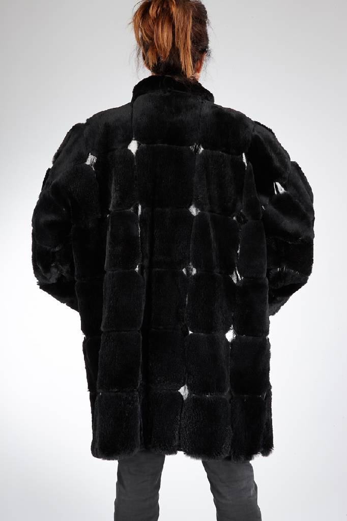 Detail a: Longjacke aus geschorenem schwarzen Nerz, Gr. ca. 46, Label: Pelz Santo Heidenheim, mit schwarzem Lackleder abgesetzt, schwarzes Innenfutter in ...