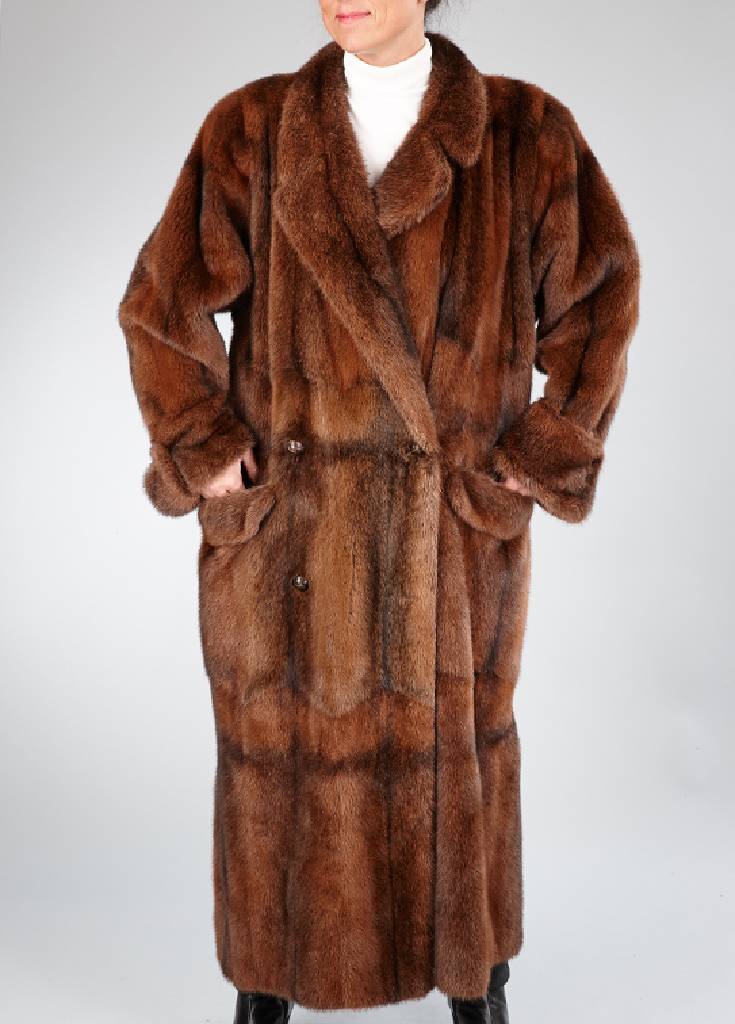 JIL SANDER Mantel aus Spitznutria, Gr. ca. 42/44, braun eingefärbte Felle, Ärmel mit Manschetten, 2 Einschubtaschen, braune Lederknöpfe, langer ...