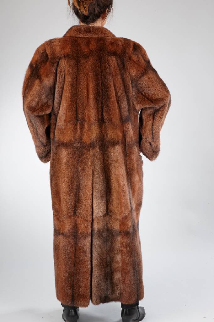 Detail a: JIL SANDER Mantel aus Spitznutria, Gr. ca. 42/44, braun eingefärbte Felle, Ärmel mit Manschetten, 2 Einschubtaschen, braune Lederknöpfe, langer ...