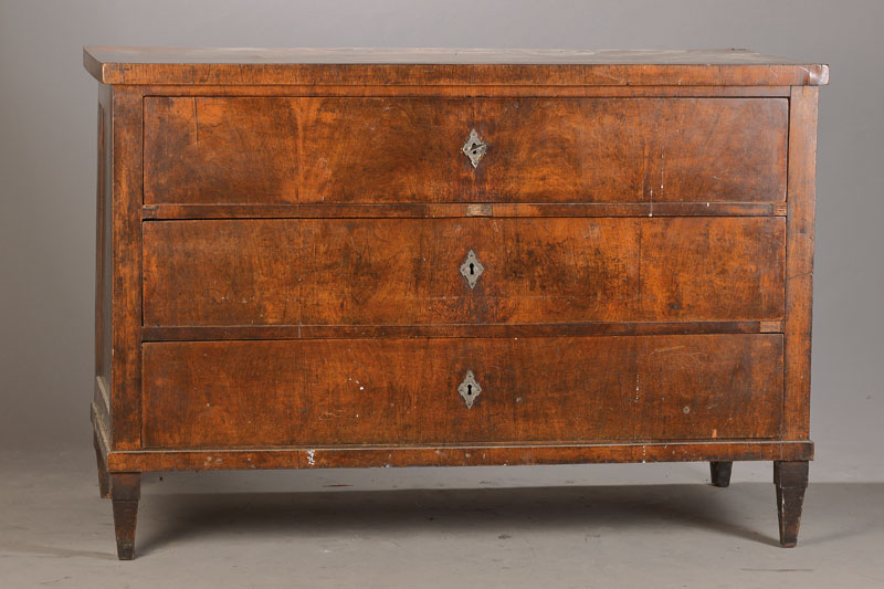 Kommode, wohl Pfalz, um 1810, Nussbaum- u. Wurzelnussfurnier doppelt gespiegelt auf Weichholzkorpus verlegt, 3-schübig, orig. Füße, Beschläge ...