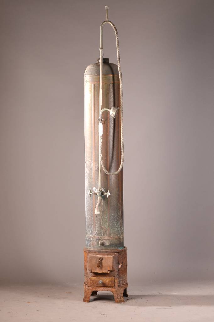 Badeofen, um 1906, Jugendstil, früher Typus der Badeöfen, Ofen in Eisen mit Kupferkessel, Warm/Kalt-Regulierung in Porzellan (dieses besch.), ...