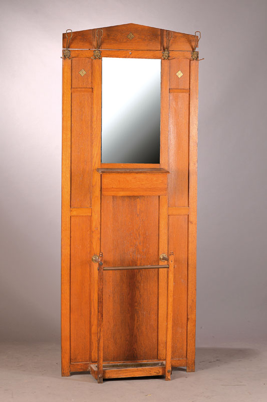 Garderobe, deutsch, um 1900/05, Eiche massivauf Rahmen gearbeitet, Spiegel facettiert, angedeutete Edelsteineinlagen, Schirmständer, 4 Haken u. ...