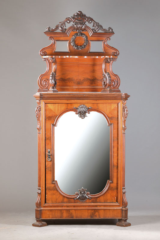 Vertiko, wohl Holland, um 1850, Willem-III.- Stil, Pyramidenmahagoni- bzw. Mahagonifurnier auf Eichekorpus, 1-türig auf Gehrung gearbeitet, mit ...