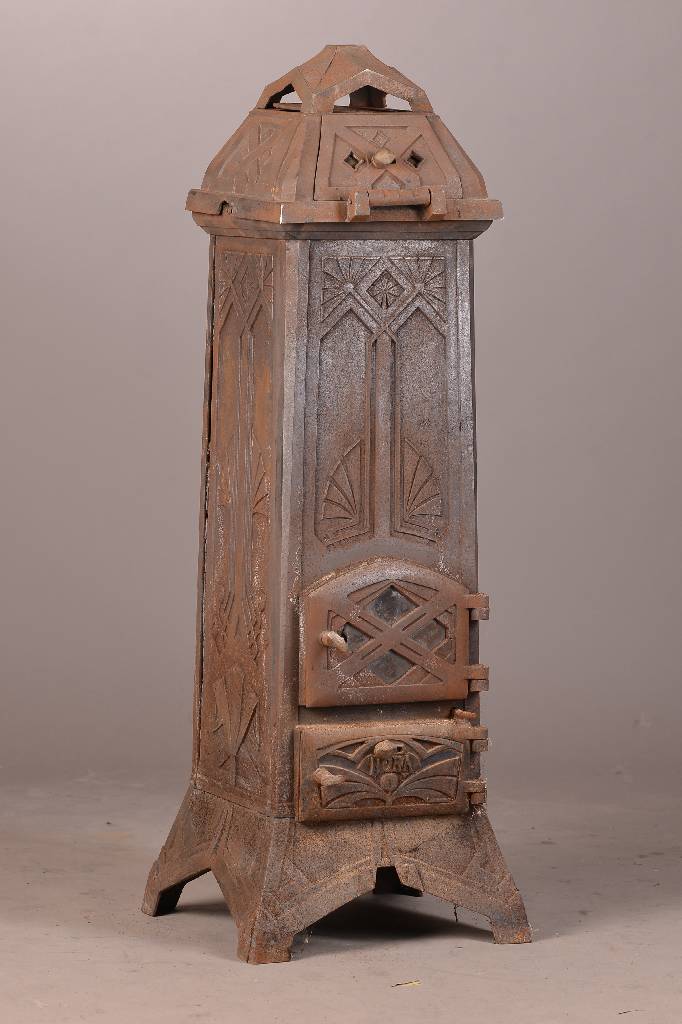 Ofen mit Ofenplatte, um 1910, Eisen, in abstrakter Jugendstil-Dekoration, Funktion nicht geprüft, Alterssch., H. ca. 100 cm