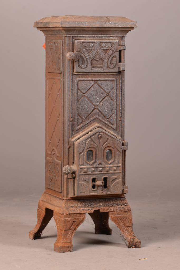 Ofen mit kl. Ofenplatte, um 1910, Eisen, in abstrakter Jugendstil-Dekoration, Deckel fehlt, Funktion nicht geprüft, Alterssch., H. ca. 77 cm