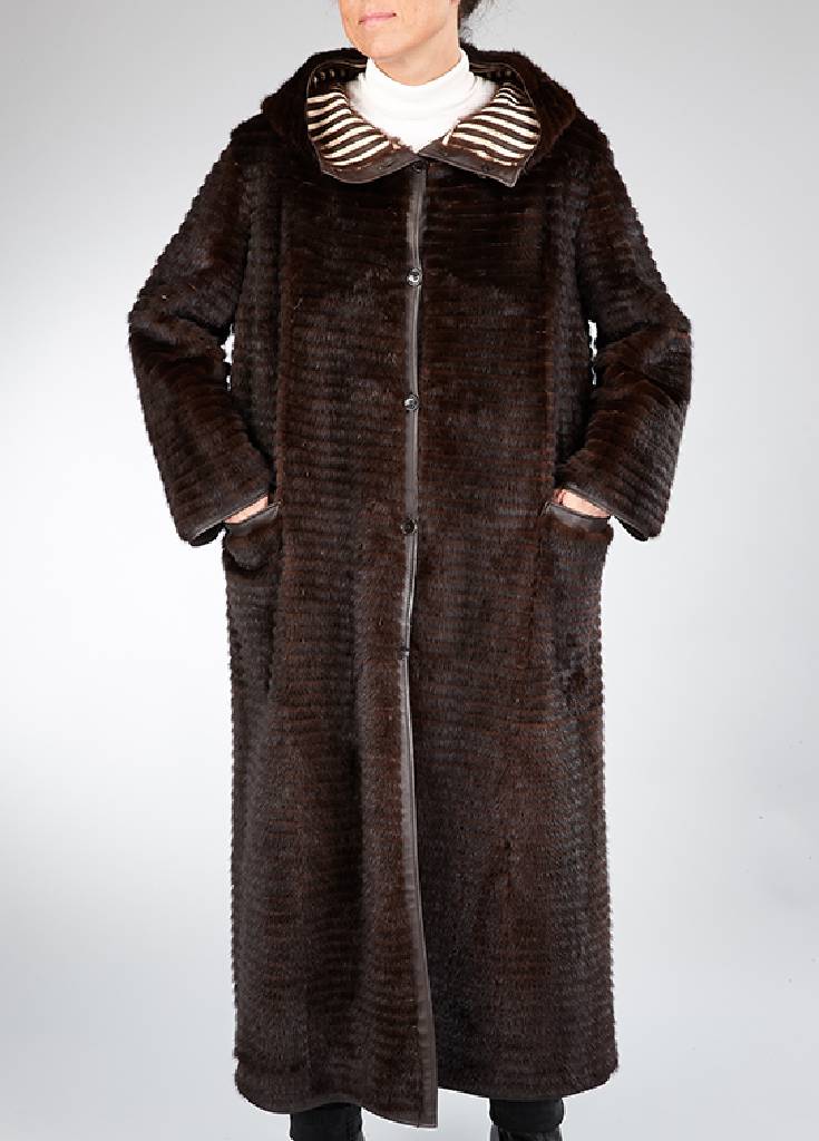 Nerzmantel, MANFRED BOGNER, Gr. ca. 40, ohne Innenfutter, braune kl. Nerzstücke, mit Kapuze, Lederapplikation, Rückenl. ca. 130 cm,Knopfleiste, 2 ...