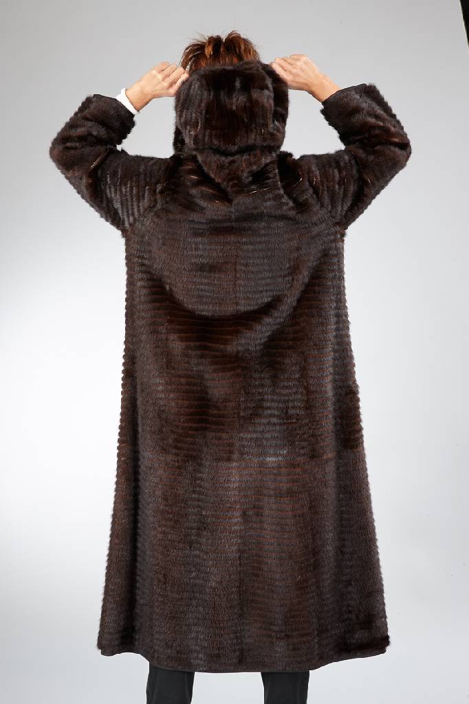 Detail a: Nerzmantel, MANFRED BOGNER, Gr. ca. 40, ohne Innenfutter, braune kl. Nerzstücke, mit Kapuze, Lederapplikation, Rückenl. ca. 130 cm,Knopfleiste, 2 ...