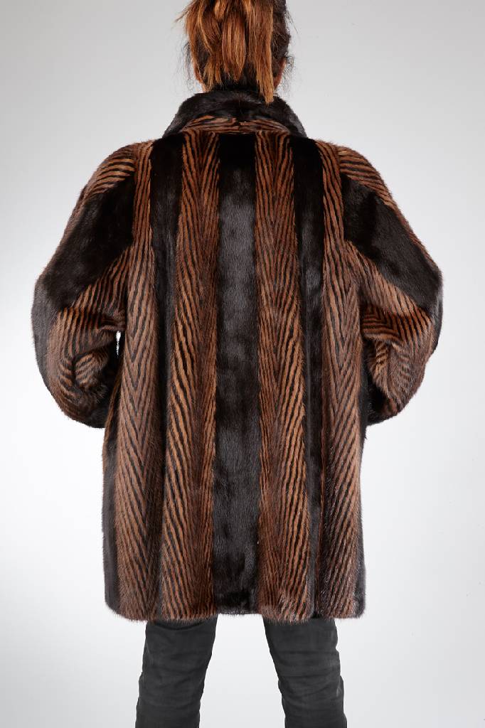 Detail a: Dark Cross Nerzlongjacke, Gr. ca. 40, braun-schwarzes Fischgrätmuster, Reverskragen mit Zierknopf, Ärmel ausgestellt mit Manschetten, 2 seitl. ...