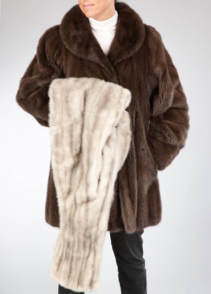 SAGA Mink Nerzlongjacke, Gr. ca. 40, brauneFelle längs verarbeitet, Stehkragen, 2 seitl. Einschubtaschen, braunes Innenfutter, 1 Innentasche, ...