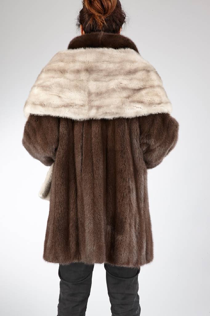 Detail a: SAGA Mink Nerzlongjacke, Gr. ca. 40, brauneFelle längs verarbeitet, Stehkragen, 2 seitl. Einschubtaschen, braunes Innenfutter, 1 Innentasche, ...