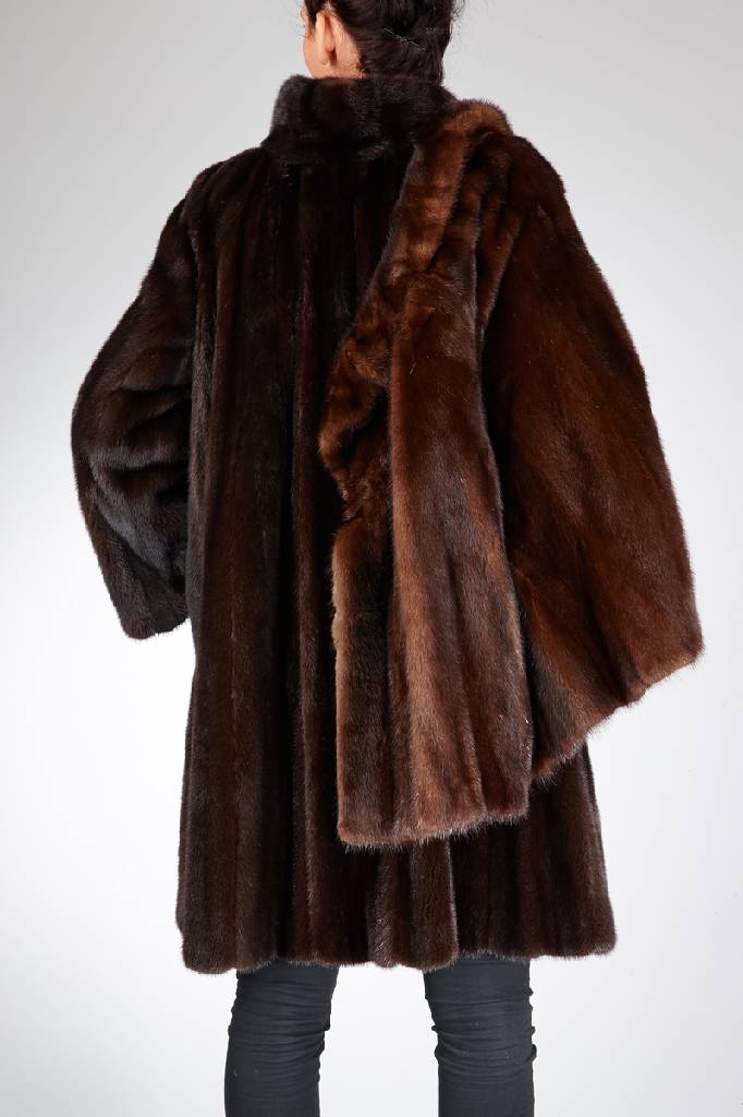 Detail a: Nerzmantel und Nerzjacke, Gr. ca. 40, braune Felle längs verarbeitet, Mantel: Stehkragen, 2 seitl. Einschubtaschen, Innenfutter mit Leopardenprint, ...