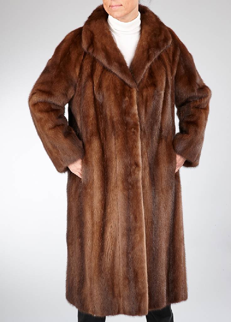 Brauner Nerzmantel, Gr. ca. 40, Label: Saga Mink, 2 Einschubtaschen, braunes besticktes Innenfutter, Rückenl. 110 cm, dazu 2 Nerzkappen