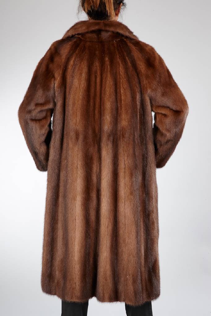 Detail a: Brauner Nerzmantel, Gr. ca. 40, Label: Saga Mink, 2 Einschubtaschen, braunes besticktes Innenfutter, Rückenl. 110 cm, dazu 2 Nerzkappen