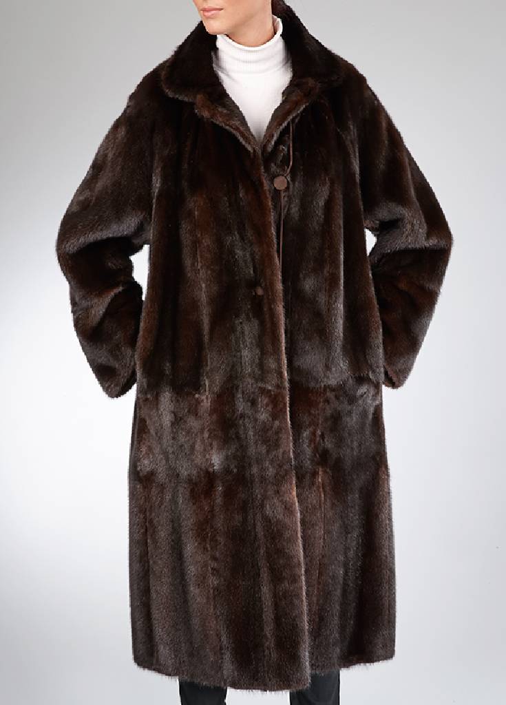 Dunkelbrauner Herren-Nerzwendemantel, Gr. 58/60, eine Seite braunes Leder, 2 Einschubtaschen, Gehschlitz, Rückenl. ca. 123 cm