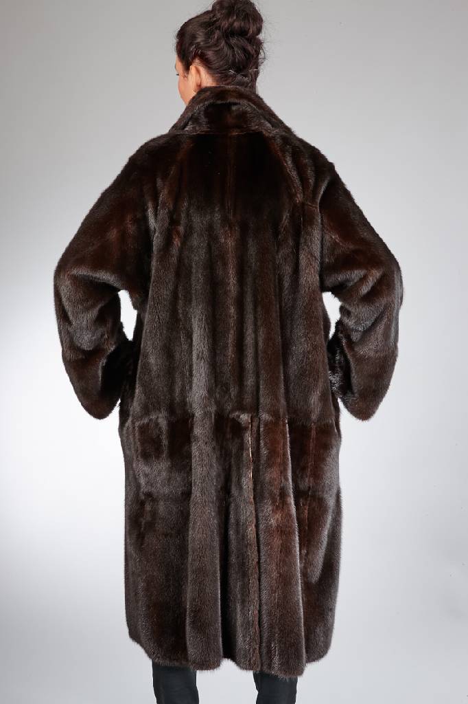 Detail a: Dunkelbrauner Herren-Nerzwendemantel, Gr. 58/60, eine Seite braunes Leder, 2 Einschubtaschen, Gehschlitz, Rückenl. ca. 123 cm