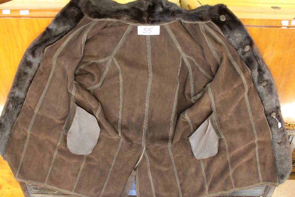 Detail b: Dunkelbrauner Herren-Nerzwendemantel, Gr. 58/60, eine Seite braunes Leder, 2 Einschubtaschen, Gehschlitz, Rückenl. ca. 123 cm
