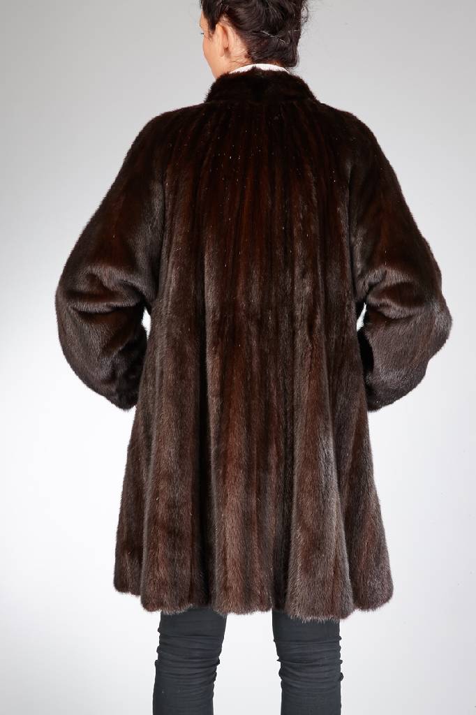 Detail a: Dunkelbrauner Nerzmantel, Gr. ca. 42/44, Label: Saga Mink, 2 Einschubtaschen, braunes Innenfutter, Rückenl. ca. 90 cm