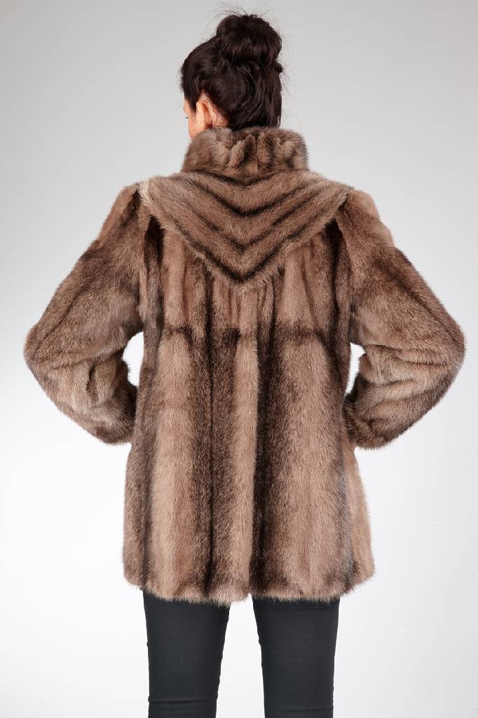 Detail a: Nerz-Longjacke, Gr. ca. 38/40, grau/braune Felle längsverarbeitet, obere Rückenpartie V-förm. angeordnet, 2 seitl. Einschubtaschen, braunes ...