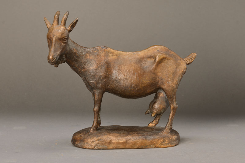 Unbekannter Künstler, 2. H. 20. Jh., Skulptur in Form einer Ziege, Bronze, monogrammiert GS, patiniert, lebendige Darstellung, ca. 22x26x10 cm