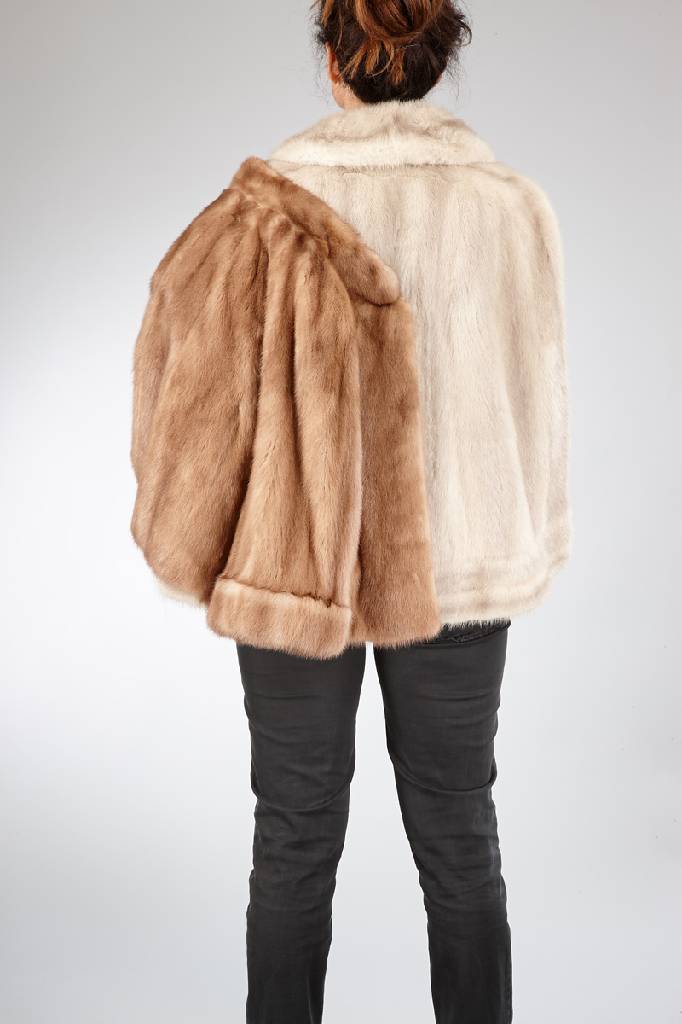 Detail a: Nerzcape und SAGA-MINK Nerzjacke, Gr. ca. 36 Nerzjacke mit hellbraunen Fellen, braunes Innenfutter, Label: SAGA Mink, Rückenl. ca. 54cm, Nerzcape ...