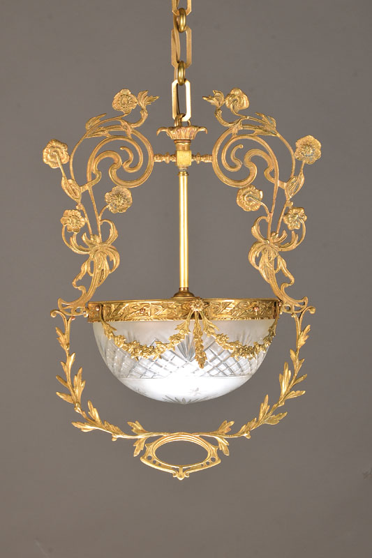 Deckenlampe, deutsch, um 1910, Messing mit floralem Dekor, Porzellanfassung, eine Brennstlle, geschliffener mattierter Glasschirm, am Innenrand durch ...