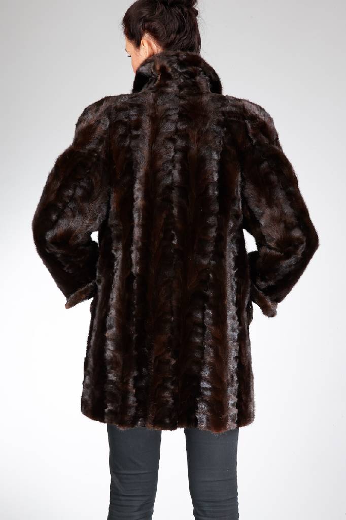 Detail a: Konvolut Nerzbolero und Nerzlongjacke, Gr. ca.40, Nerzklauenlongjacke, Ärmel mit Manschetten in Reptiloptik, 2 seitl. aufgesetzte Taschen, ...