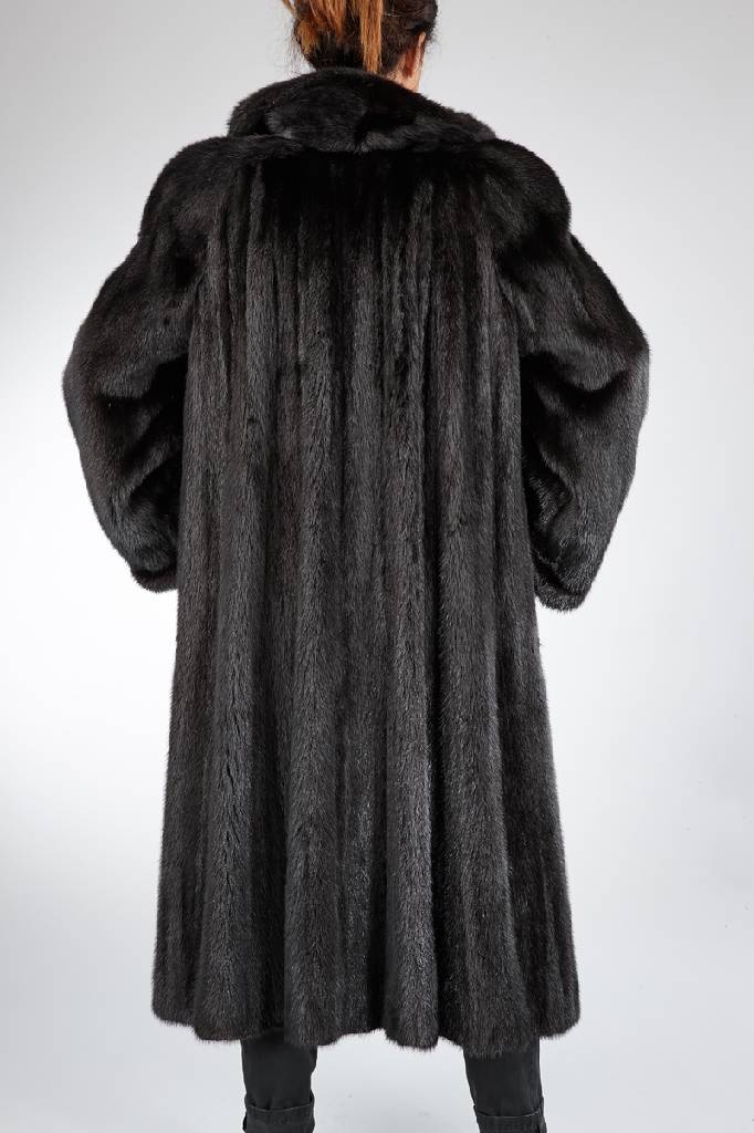 Detail a: Darknerzmantel, Gr. ca. 42/44, schwarze Felle mit Blauschimmer längs verarbeitet, Stehkragen mit Zierknopf, ausgestellte Ärmel mit Umschlag, 2 ...