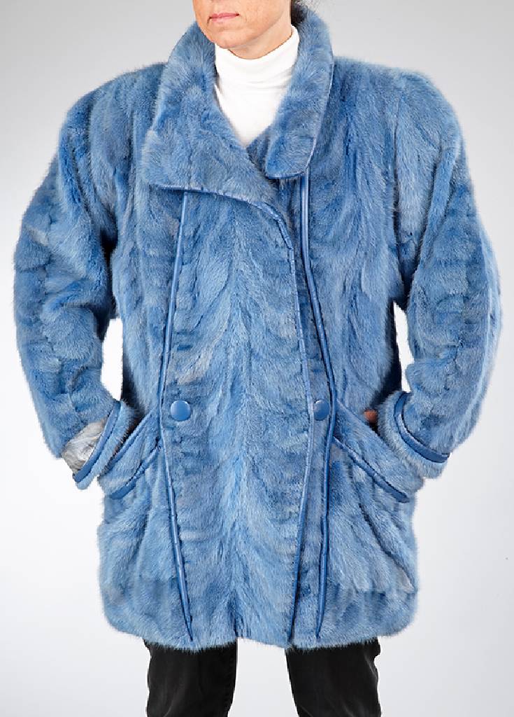 Nerzmantel, Gr. ca. 40/42, blau gefärbte Felle, blaue Lederabschlüsse, Stehkragen, Zierknöpfe, Ärmel mit Umschlag, 2 seitl. Einschubtaschen, ...
